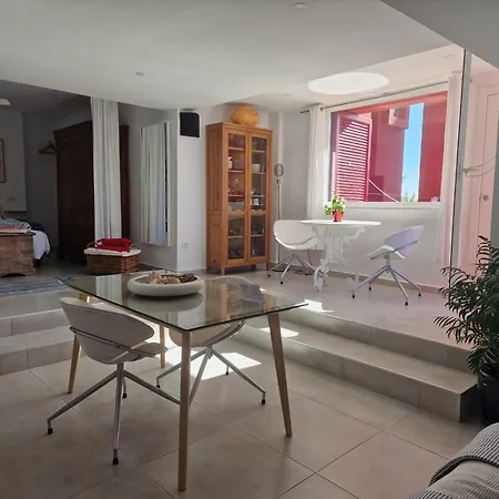 Apartament La Muralla Roja